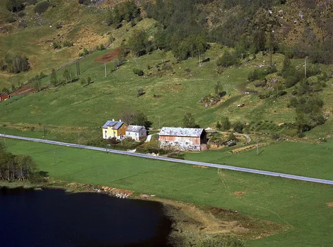 Flyfoto av Jølster, tatt av Widerøe.